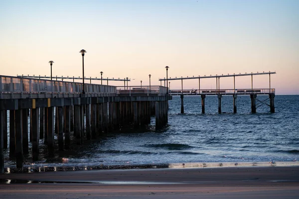 ニューヨーク アメリカ 2020年4月7日 木製の桟橋とベンチで大西洋上の日の出 日の出に桟橋の上に陽射し — ストック写真