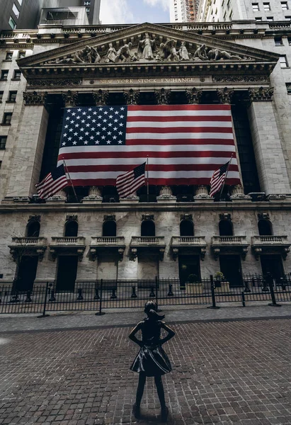 美国纽约州纽约市 2020年4月6日 在纽约市 有女神像的华尔街大楼空无一人 世界贸易中心空无一人 在大流行病爆发期间 股票交易所楼梯空无一人 — 图库照片