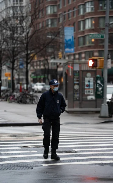 Nova York Nova York Eua Abril 2020 Policial Paramédico Observando — Fotografia de Stock