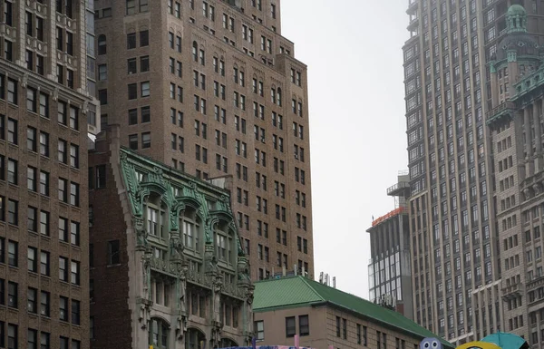 ニューヨーク市 アメリカ 2020年3月30日 アメリカで大流行したコロナウイルス発生時のニューヨーク市内の空きマンション 灰色の建物 豊富なアパート ロイヤリティフリーのストック写真
