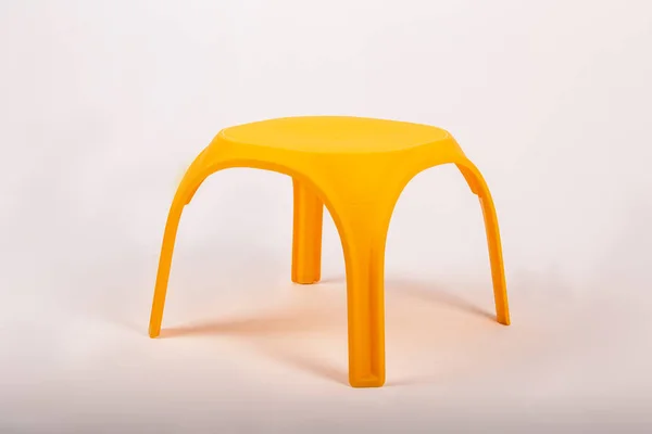 Table pour enfants en plastique jaune sur fond blanc — Photo