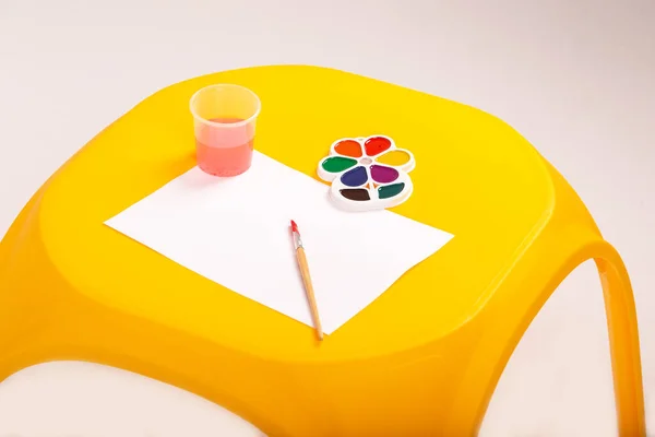 Table pour enfants en plastique jaune sur fond blanc — Photo