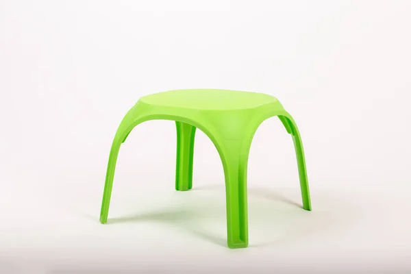 Tavolo per bambini in plastica verde su sfondo bianco — Foto Stock
