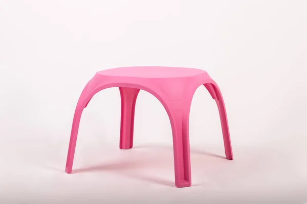 Roze plastic kindertafel op witte achtergrond — Stockfoto