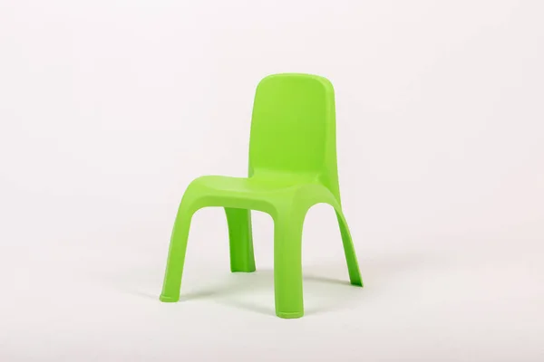 Πράσινη πλαστική παιδική καρέκλα σε λευκό φόντο — Φωτογραφία Αρχείου