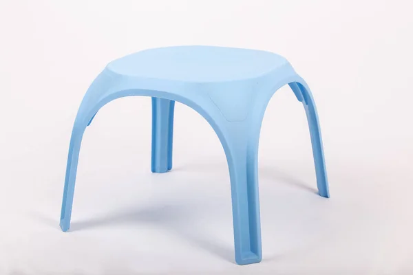 하얀 배경에 있는 파란색 플라스틱 아이들 테이블 — 스톡 사진