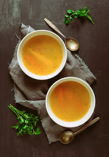 Bouillon servido em duas taças — Fotografia de Stock