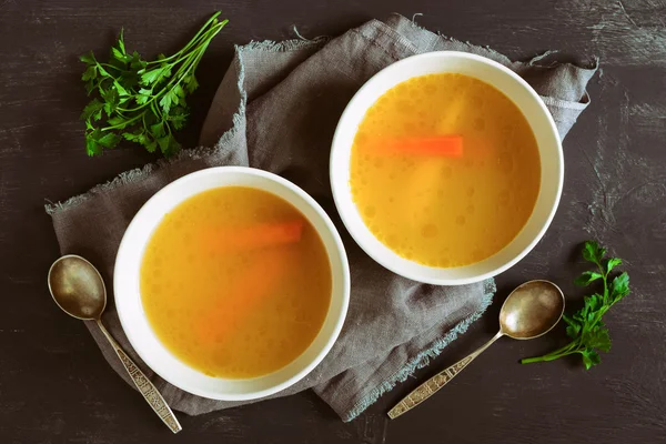 Bouillon servido em duas taças — Fotografia de Stock