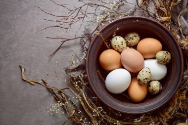 Çeşitli doğal renkli yumurta ile Paskalya kompozisyon