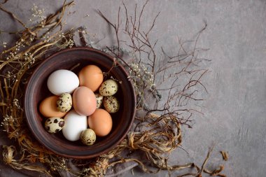 Çeşitli doğal renkli yumurta ile Paskalya kompozisyon