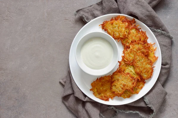 Latkes with sour cream — Stock Photo, Image