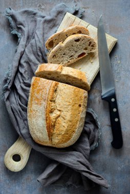 Ekmek somun bir bıçak ile kesmek