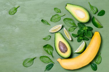 Muz ve avokado ıspanak smoothies arka plan