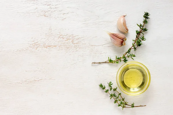 Thyme and garlic infused oil — Stock Photo, Image