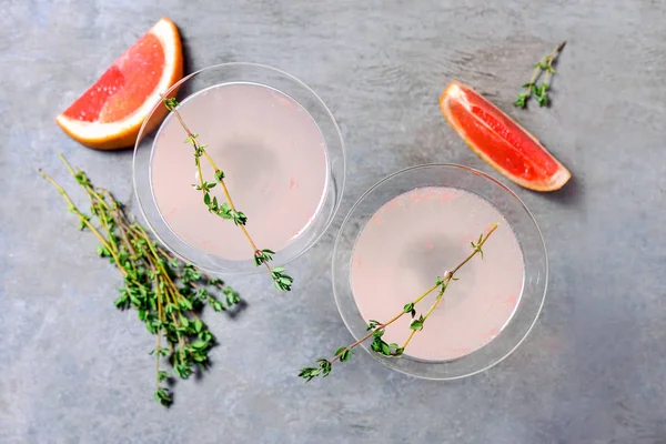 Grapefruit und Thymian-Gin-Cocktail — Stockfoto