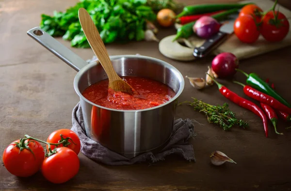 Sos pomidorowy na patelni na stole w kuchni — Zdjęcie stockowe