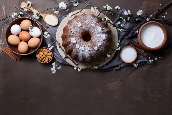 Пасхальный торт с ингредиентами — стоковое фото