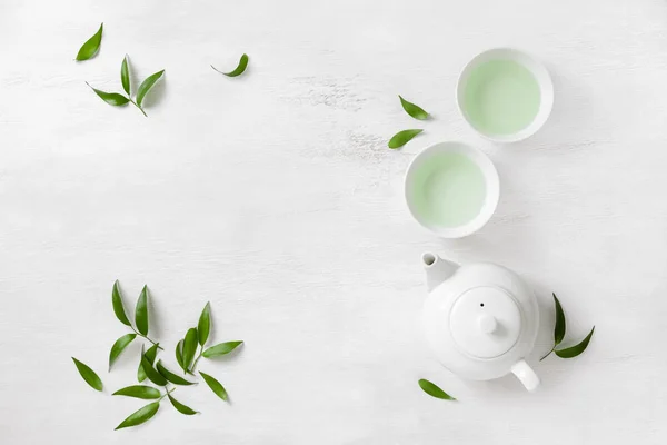 Dos tazas blancas de té y tetera, vista superior de fondo —  Fotos de Stock