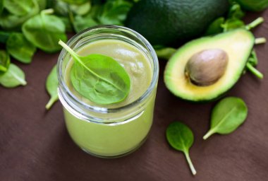 Avokado ve ıspanak smoothies