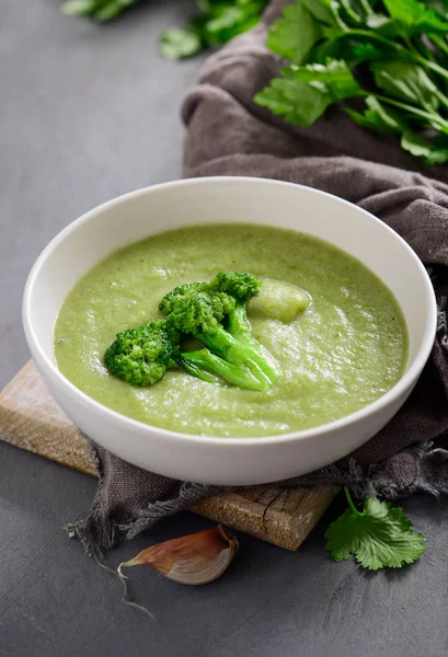 Broccoli soup in a bowl — Stock Photo, Image