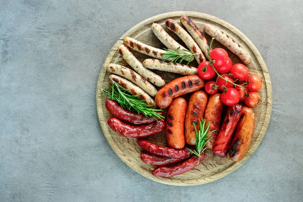 Salsicce alla griglia su tavola rotonda — Foto Stock