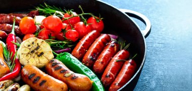 bir tavada ızgara sosis