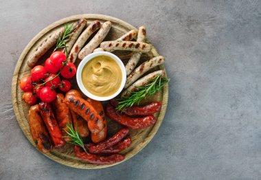 Yuvarlak bir tahta üzerinde ızgara sosis