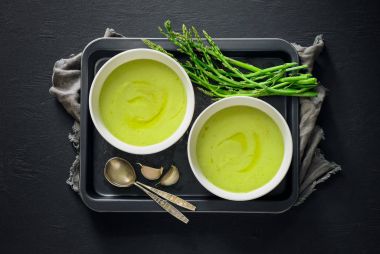 Aspargus çorbası, yukarıdan görünüm