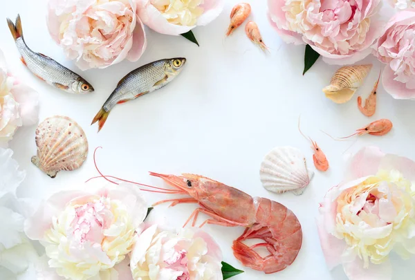 Морепродукты и цветы фон — стоковое фото