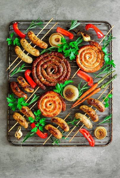 Egy sütő grill sült válogatott kolbász — Stock Fotó