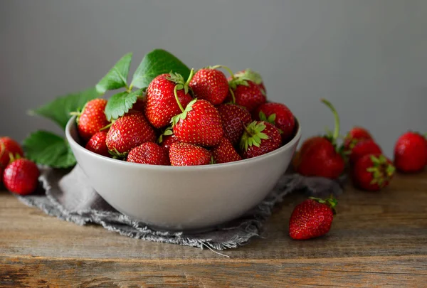 Fresas en un tazón — Foto de Stock