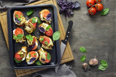 Kanepeler pişmiş kabak domates ve peynir ile