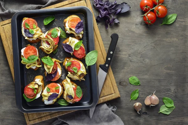 Kanepeler pişmiş kabak domates ve peynir ile