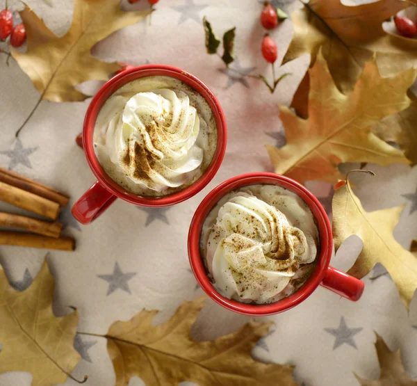 Kopi atau cokelat panas dengan topping krim dan rempah-rempah labu — Stok Foto