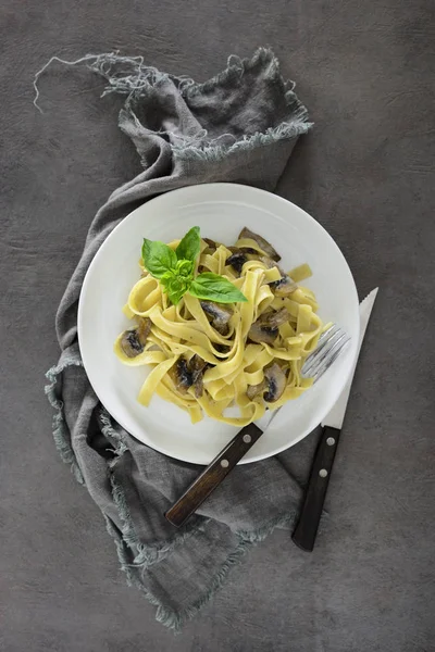 Tagliatelle con salsa cremosa de champiñones — Foto de Stock