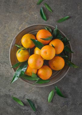 Bir tabak içinde mandalina