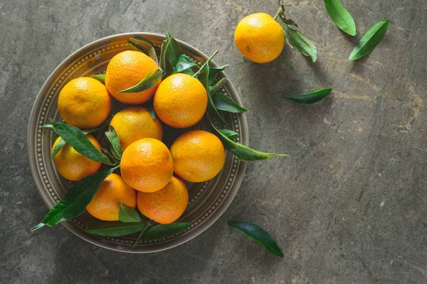 Bir tabak içinde mandalina