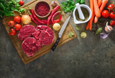 Gulaş veya sığır eti güveç malzemeler, havai görünümü