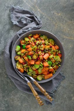 Kızılcık ve p Balkabagi ve Brüksel lahanası salatası