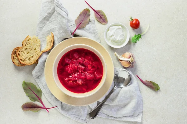 素食饮食甜菜根和蕃茄汤服务与轻的希腊语 — 图库照片