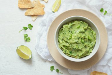 Bir kase guacamole