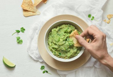 Bir kase guacamole