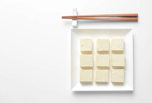 Tofu nakrájené na kostky a sloužil v čtvercové desky, koncept tabulka nastavení — Stock fotografie