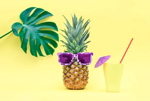 パイナップル面白い夏コンセプト — ストック写真