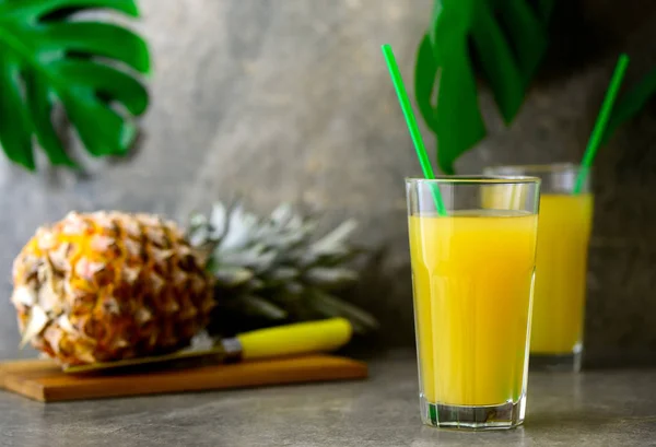 Ananas vers geperst sap in twee glazen — Stockfoto