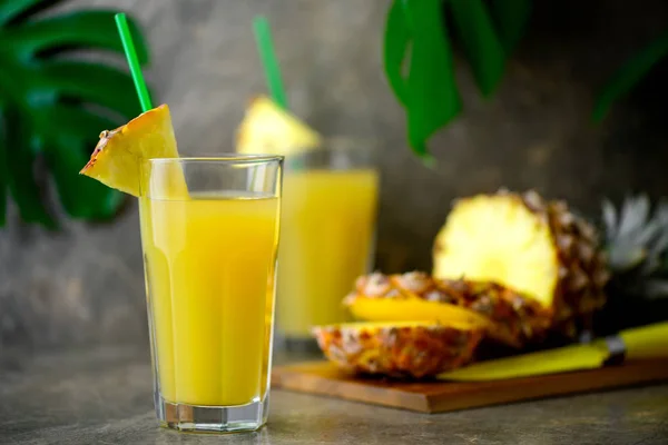 Ananas vers geperst sap in twee glazen — Stockfoto