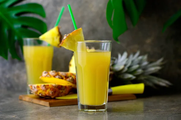 Ananas vers geperst sap in twee glazen — Stockfoto