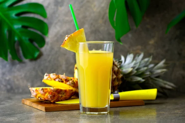 Ananas vers geperst sap in een glas — Stockfoto