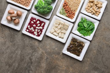 Çeşitli vegan protein kaynağı kümesi