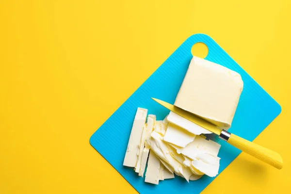 Butterstein gewürfelt mit gelbem Messer — Stockfoto